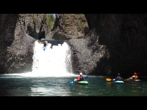 Experienced Alzar School kayakers on 7 Tazas